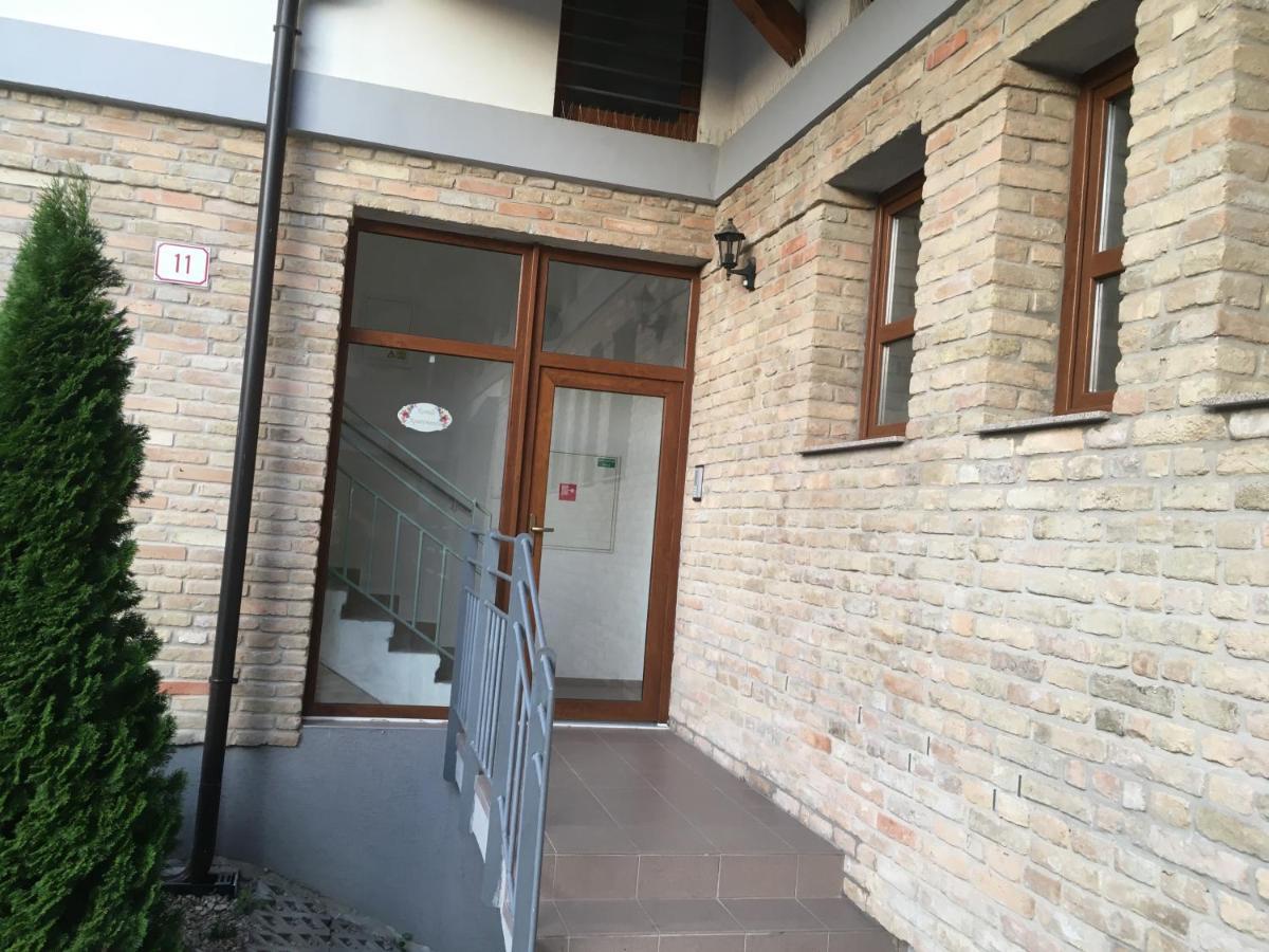 Konde Apartments B Dunajská Streda Buitenkant foto