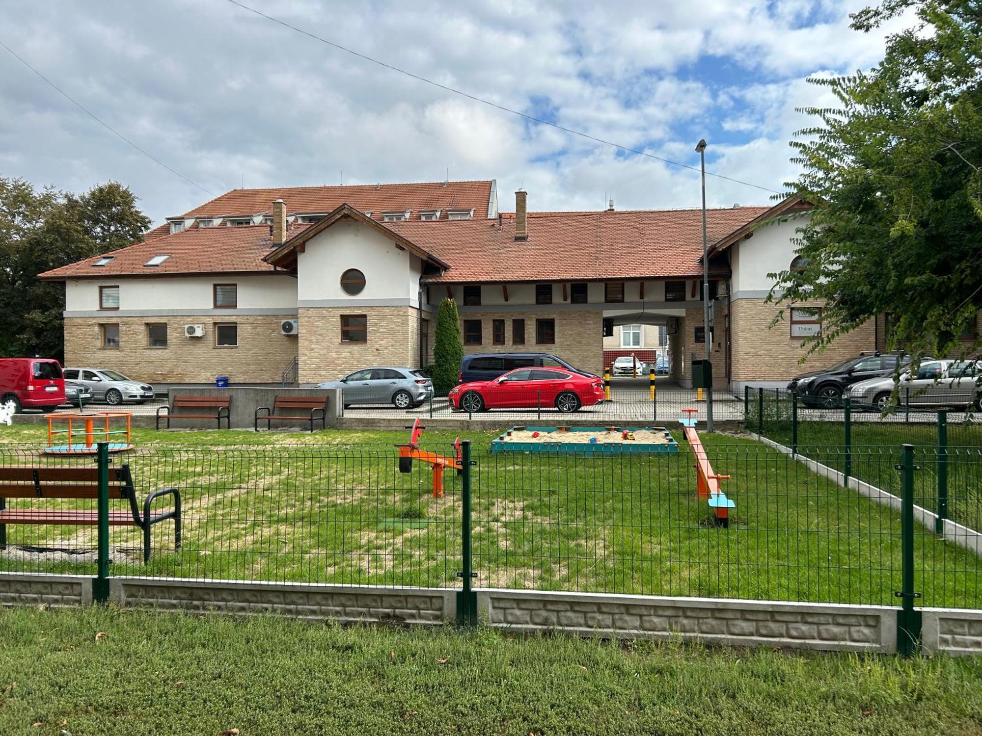 Konde Apartments B Dunajská Streda Buitenkant foto
